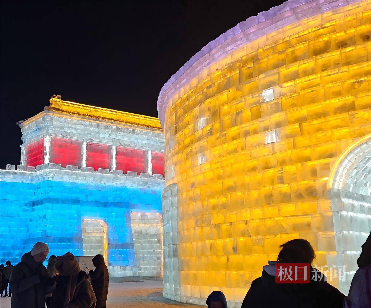 哈尔滨冰雪大世界有多宠游客:结冰路面游客易打滑<strong></p>
<p>紫江企业股票</strong>,工作人员铺棉纸解决