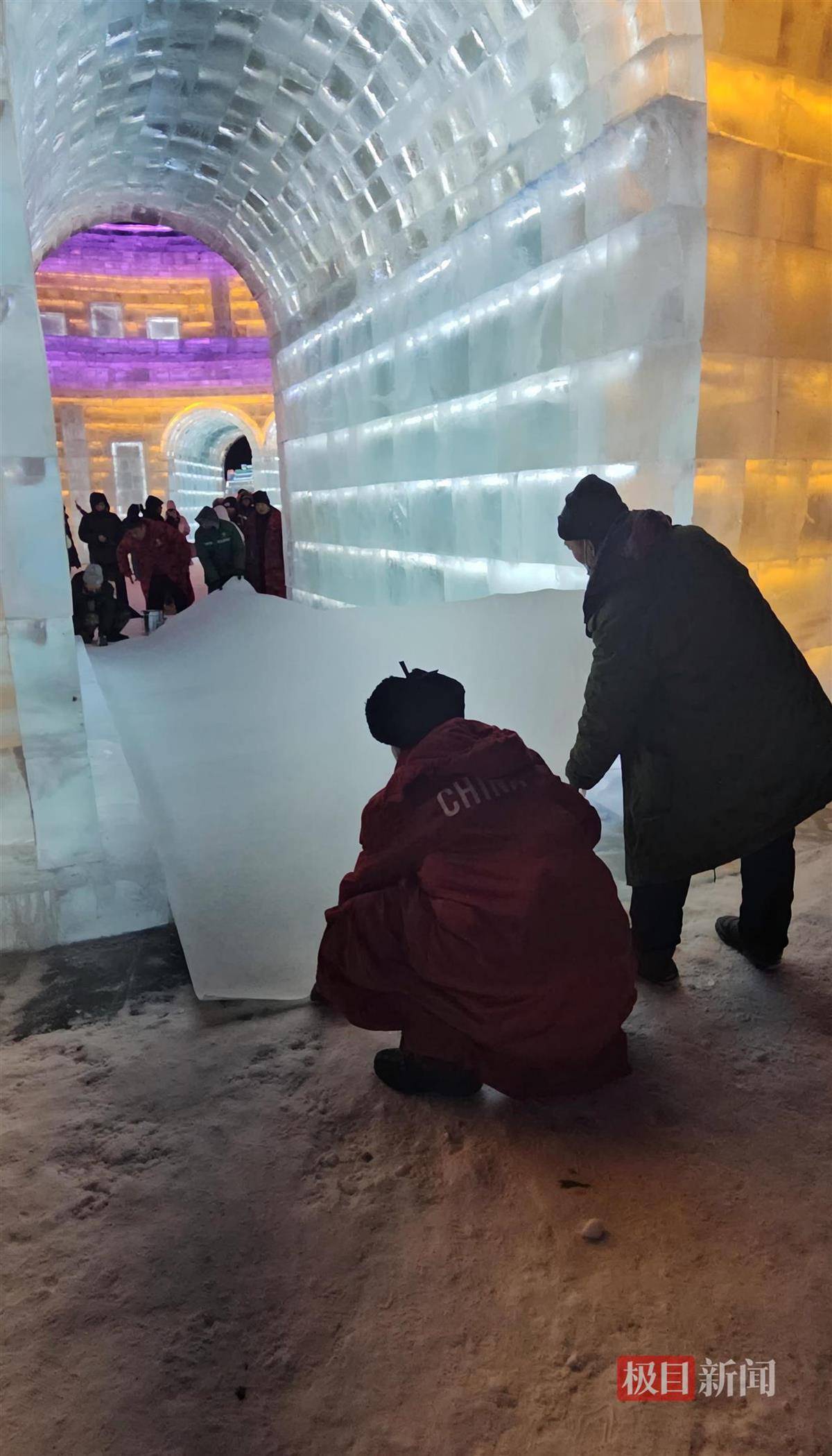 哈尔滨冰雪大世界有多宠游客:结冰路面游客易打滑<strong></p>
<p>紫江企业股票</strong>,工作人员铺棉纸解决