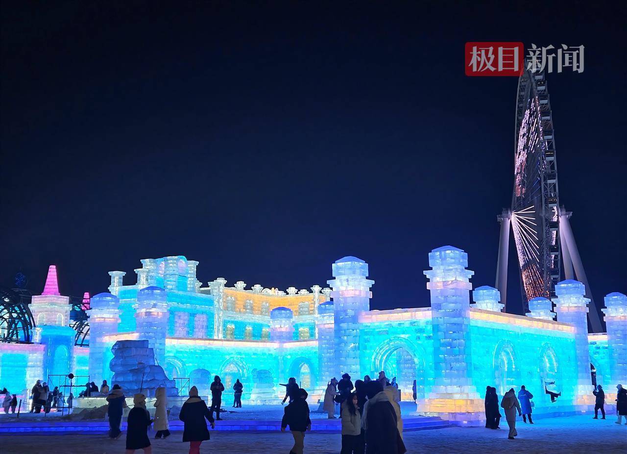 哈尔滨冰雪大世界有多宠游客:结冰路面游客易打滑<strong></p>
<p>紫江企业股票</strong>,工作人员铺棉纸解决