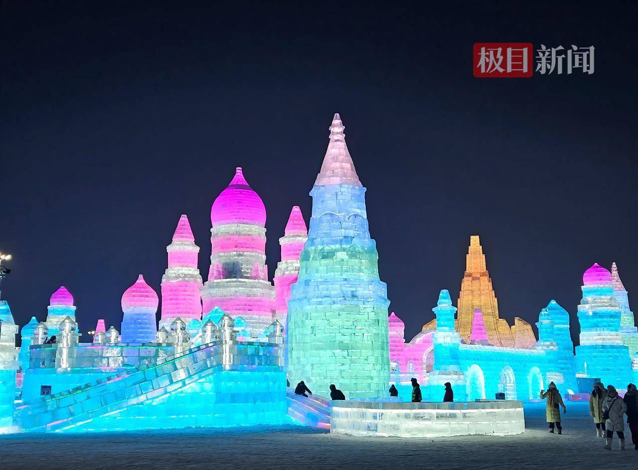 哈尔滨冰雪大世界有多宠游客:结冰路面游客易打滑<strong></p>
<p>紫江企业股票</strong>,工作人员铺棉纸解决