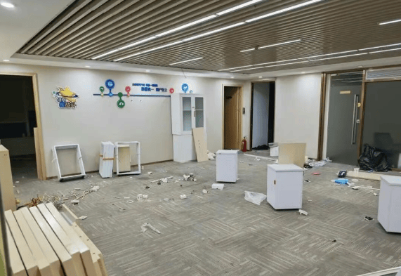 突然爆雷<strong></p>
<p>新东方股票</strong>，深圳总部已人去楼空，有人投入700多万元……