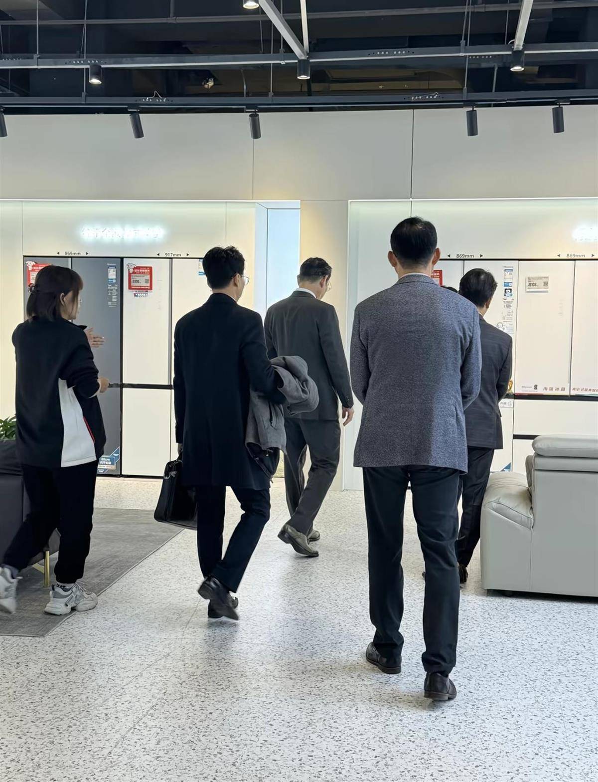 李在镕逛北京朝阳京东MALL<strong></p>
<p>综艺股份股票</strong>，看了海信163寸大电视，店员称“三星副会长也来了”