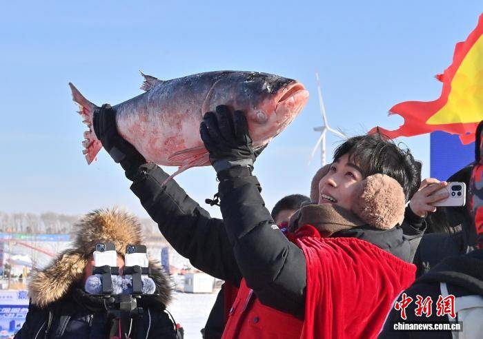 吉林查干湖冬捕迎客 “头鱼”拍出逾169万元