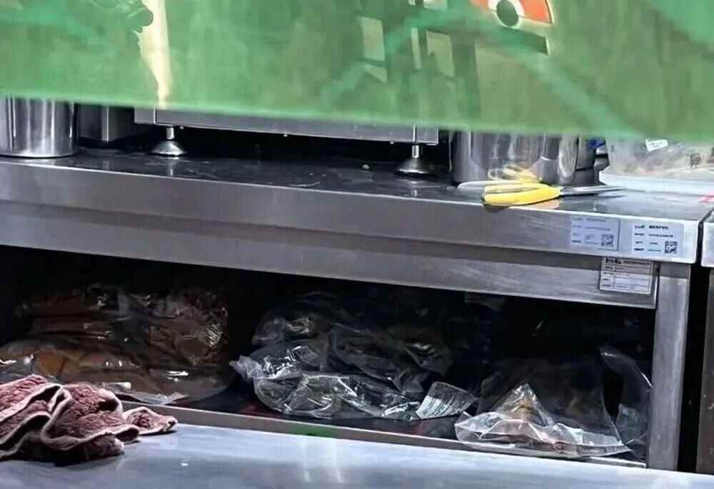 只有面是现煮的？三四十元一碗的面<strong></p>
<p>兆驰股份股票</strong>，浇头汤底均是袋装，消费者称“看到后厨堆满塑料袋”，和府捞面回应：当天制作，非预制菜