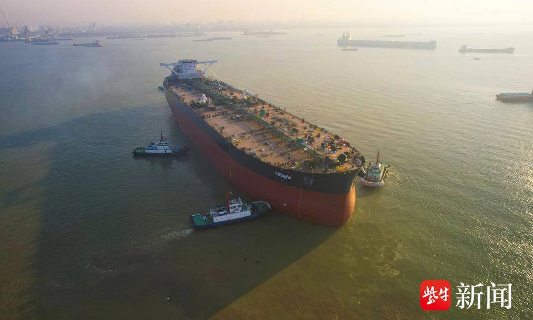 长332.9米，宽60米开门红！镇江史上最大新造船顺利出坞拖带