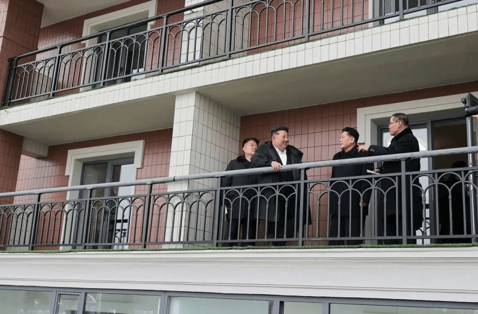 朝鲜“万套住宅”震撼亮相<strong></p>
<p>红太阳股票</strong>，金正恩莅临现场指导感叹：潮流之作