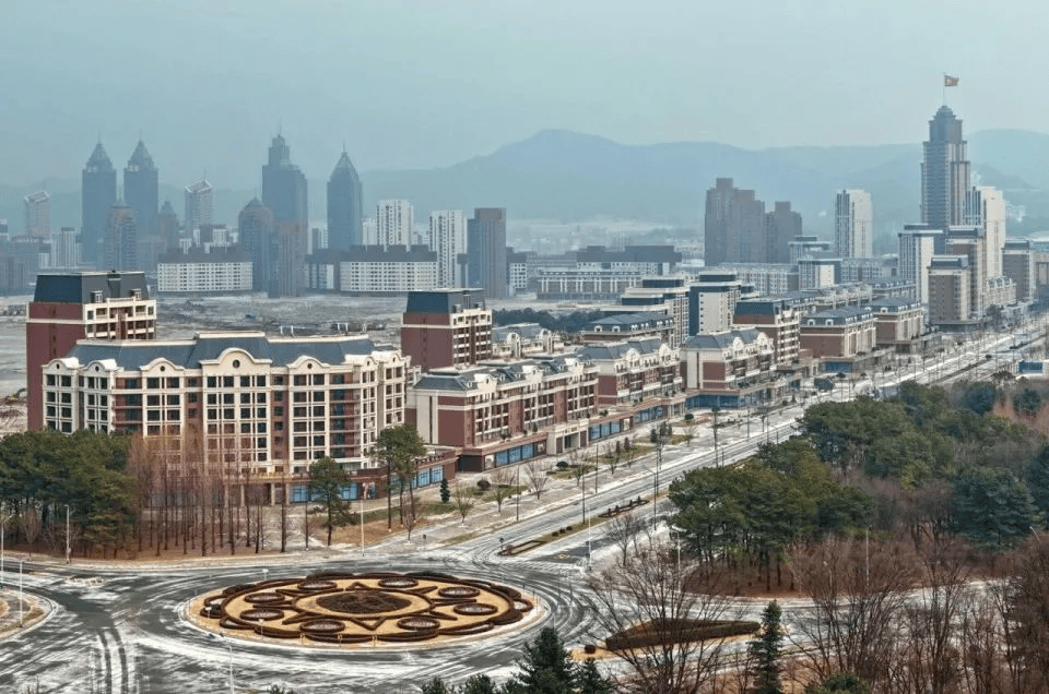 朝鲜“万套住宅”震撼亮相<strong></p>
<p>红太阳股票</strong>，金正恩莅临现场指导感叹：潮流之作