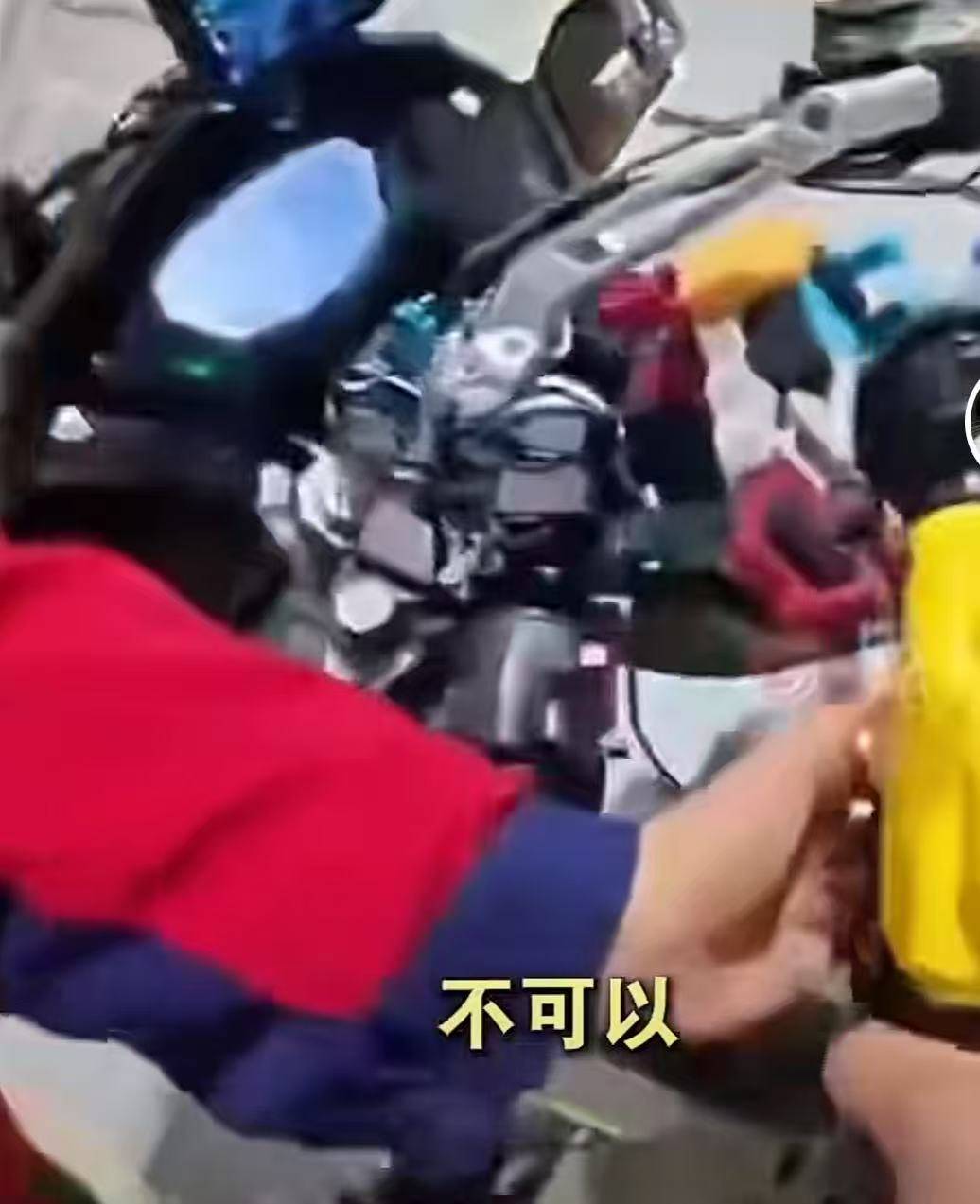 男子骑摩在禁摩高速服务区加油被拒后喷油<strong></p>
<p>易华录股票</strong>，重庆交警介入，律师解析紧急情况能不能加油