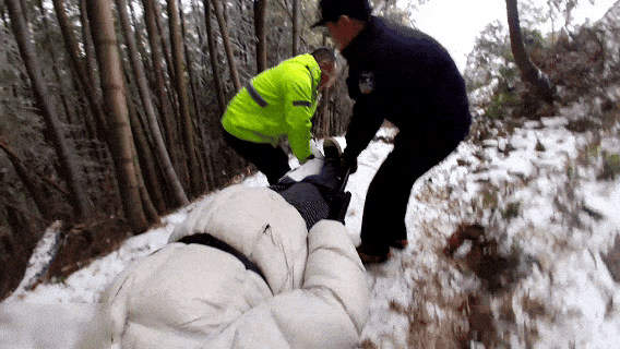 “脚断了<strong></p>
<p>易华录股票</strong>，这辈子完了！”游客在1200米山上赏雪受伤，浙江民警带4人将其抬下：我是民警，我得在第一个