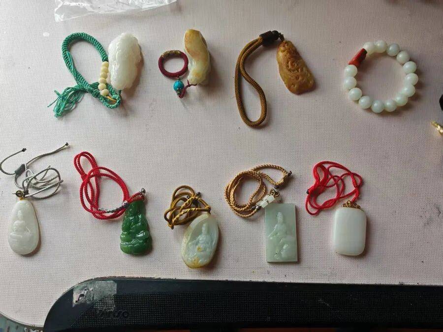 上海男子离世仅12分钟，保姆转走银行卡内50万元，还变卖玉器；警方：照顾男子多年知晓支付密码，事后试图删除转账记录，涉嫌盗窃罪被刑拘