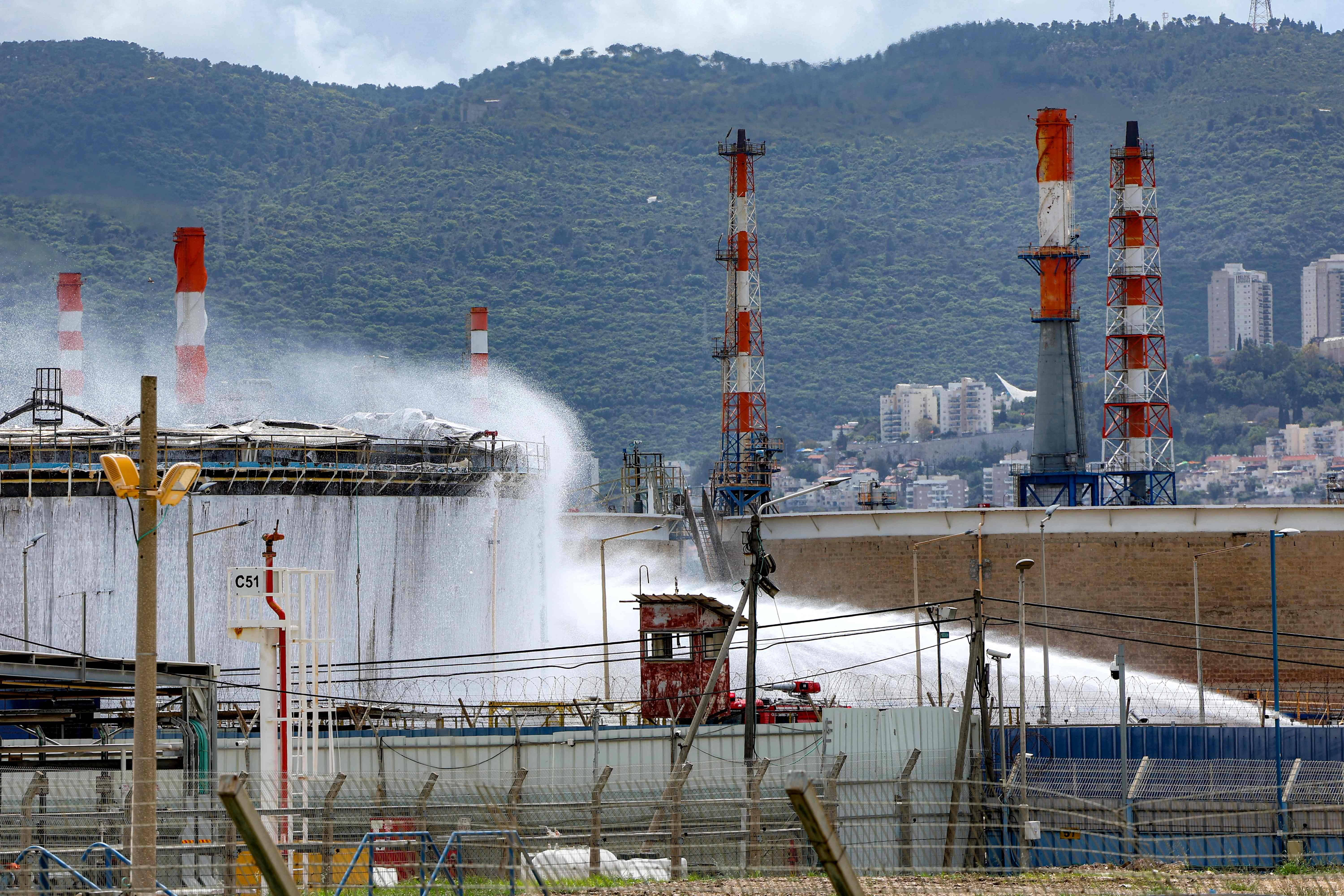 （外代一线）以色列海法炼油厂在导弹袭击中起火