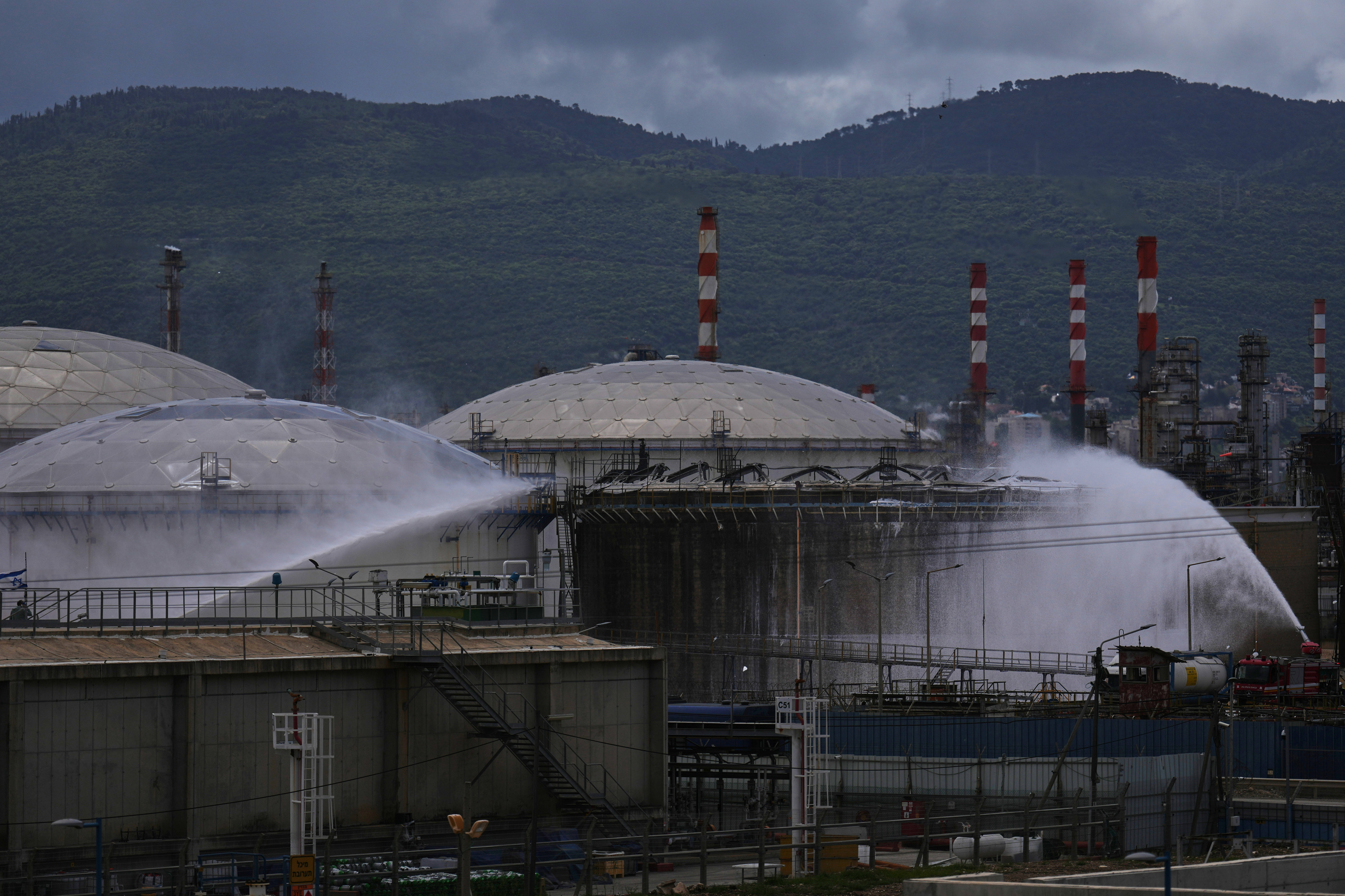 （外代一线）以色列海法炼油厂在导弹袭击中起火