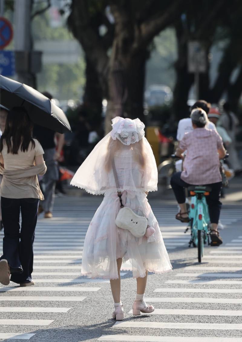 “热麻了”<strong></p>
<p>完美世界 股票</strong>，广州今日最高温41.6℃，花都区橙色预警生效