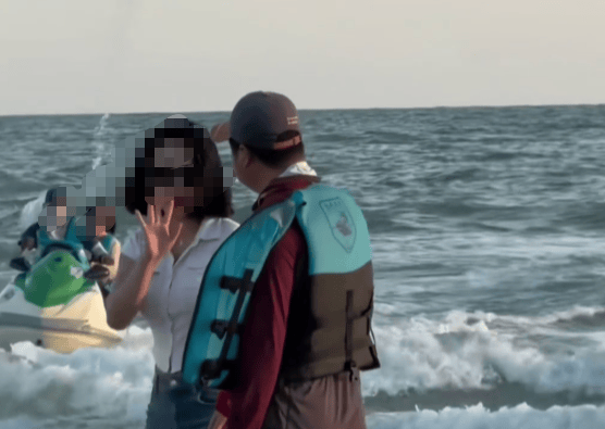 90万粉丝女博主称在广西北海银滩拒乘快艇<strong></p>
<p>完美世界 股票</strong>，遭两男子堵在涨潮海边：见我举手机拍摄，他们恼羞成怒勒令我删掉！景区: 已关注，正在处理